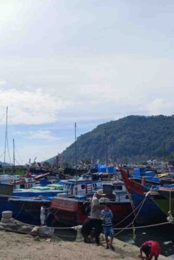 Muara Dangkal, Dermaga Padat: Nelayan Desak Normalisasi dan Pengembangan Pelabuhan Sawang Ba’u