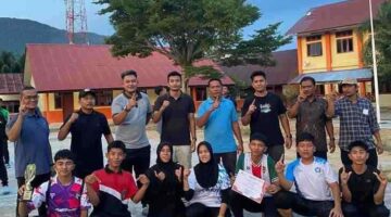 FOTO: Kontingen SMA N 1 Tapaktuan Berfoto Bersama Setelah Berhasil Mengukuhkan Diri Sebagai Juara Umum pada Ajang O2SN Jenjang SMA/SMK Tingkat Kabupaten Aceh Selatan Tahun 2026.