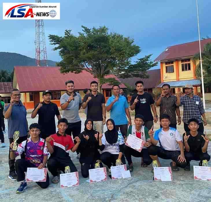 FOTO: Kontingen SMA N 1 Tapaktuan Berfoto Bersama Setelah Berhasil Mengukuhkan Diri Sebagai Juara Umum pada Ajang O2SN Jenjang SMA/SMK Tingkat Kabupaten Aceh Selatan Tahun 2026.