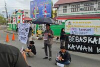 Massa Aksi Kamisan Meulaboh-Aceh Barat menggelar aksi di Meulaboh, Kamis (10/9/2026), menyerukan pembebasan Ryandhi dan Zaeland serta seluruh tahanan politik.