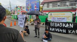 Massa Aksi Kamisan Meulaboh-Aceh Barat menggelar aksi di Meulaboh, Kamis (10/9/2026), menyerukan pembebasan Ryandhi dan Zaeland serta seluruh tahanan politik.