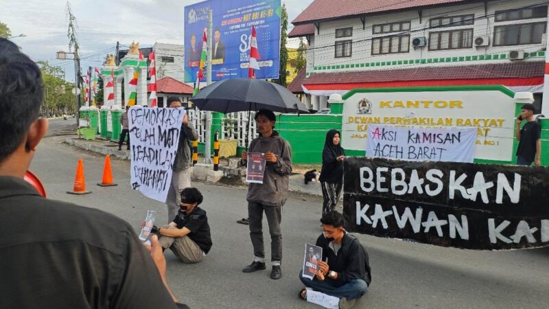 Massa Aksi Kamisan Meulaboh-Aceh Barat menggelar aksi di Meulaboh, Kamis (10/9/2026), menyerukan pembebasan Ryandhi dan Zaeland serta seluruh tahanan politik.