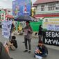 Massa Aksi Kamisan Meulaboh-Aceh Barat menggelar aksi di Meulaboh, Kamis (10/9/2026), menyerukan pembebasan Ryandhi dan Zaeland serta seluruh tahanan politik.