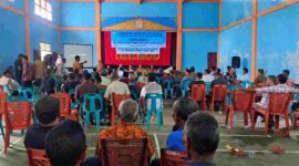 Warga mengikuti sosialisasi Izin Usaha Pertambangan (IUP) tahap eksplorasi PT Mineral Mega Sentosa (MMS) di Aula Kantor Camat Samadua, Aceh Selatan, Selasa (22/9/2026).
