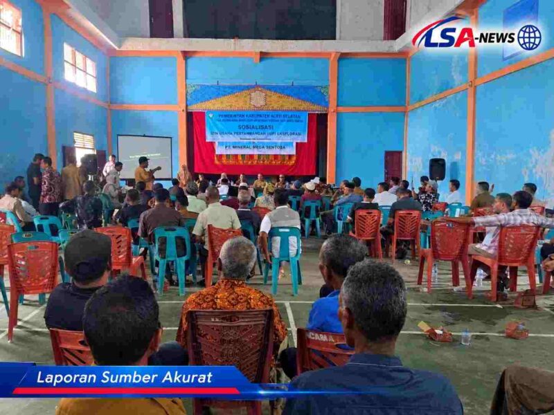 Warga mengikuti sosialisasi Izin Usaha Pertambangan (IUP) tahap eksplorasi PT Mineral Mega Sentosa (MMS) di Aula Kantor Camat Samadua, Aceh Selatan, Selasa (22/9/2026).