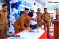 Bupati Aceh Selatan H. Mirwan MS menandatangani prasasti peresmian Gedung IGD Puskesmas Sejahtera, Kecamatan Samadua, Selasa (22/9/2026).
