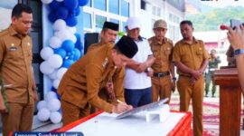 Bupati Aceh Selatan H. Mirwan MS menandatangani prasasti peresmian Gedung IGD Puskesmas Sejahtera, Kecamatan Samadua, Selasa (22/9/2026).