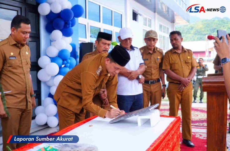 Bupati Aceh Selatan H. Mirwan MS menandatangani prasasti peresmian Gedung IGD Puskesmas Sejahtera, Kecamatan Samadua, Selasa (22/9/2026).