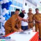 Bupati Aceh Selatan H. Mirwan MS menandatangani prasasti peresmian Gedung IGD Puskesmas Sejahtera, Kecamatan Samadua, Selasa (22/9/2026).